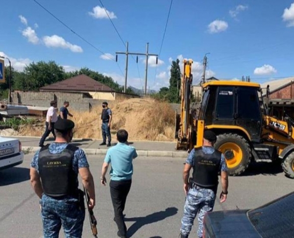 В Махачкале принудительно снесли незаконную постройку