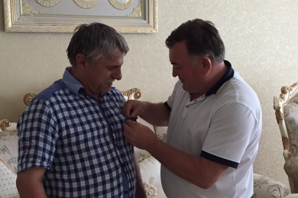 Али Шахбанов поздравил с Днем строителя коллег из Чечни