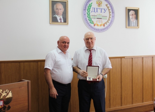 Ректор ДГТУ Тагир Исмаилов награжден Орденом «За заслуги в строительстве»