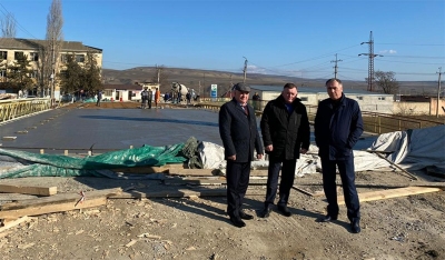 В Буйнакске на месте рухнувшего в конце прошлого года моста завершается строительство нового моста