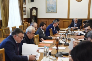 Председатель Общественного совета Али Шахбанов высказал предложение о полном запрете точечного  строительства и о разработке программы комплексного развития малоэтажной застройки и сельских территорий
